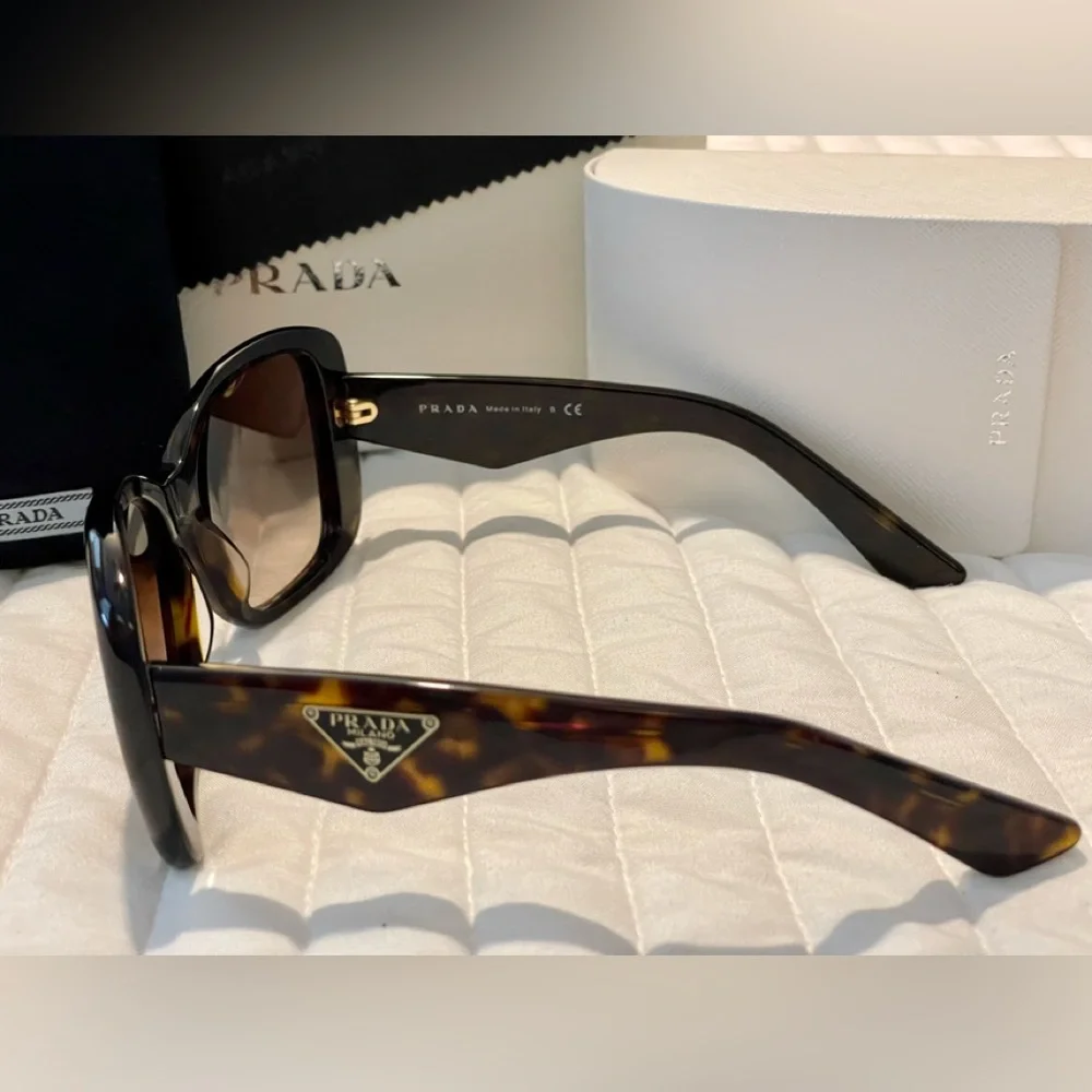 PRADA HERITAGE SUNGLASSES. WORN ONCE!!MOST WANTED STYLE❤️ - Picture 7 of 11
